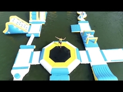 물 위에 떠 있는 물 트램폴린